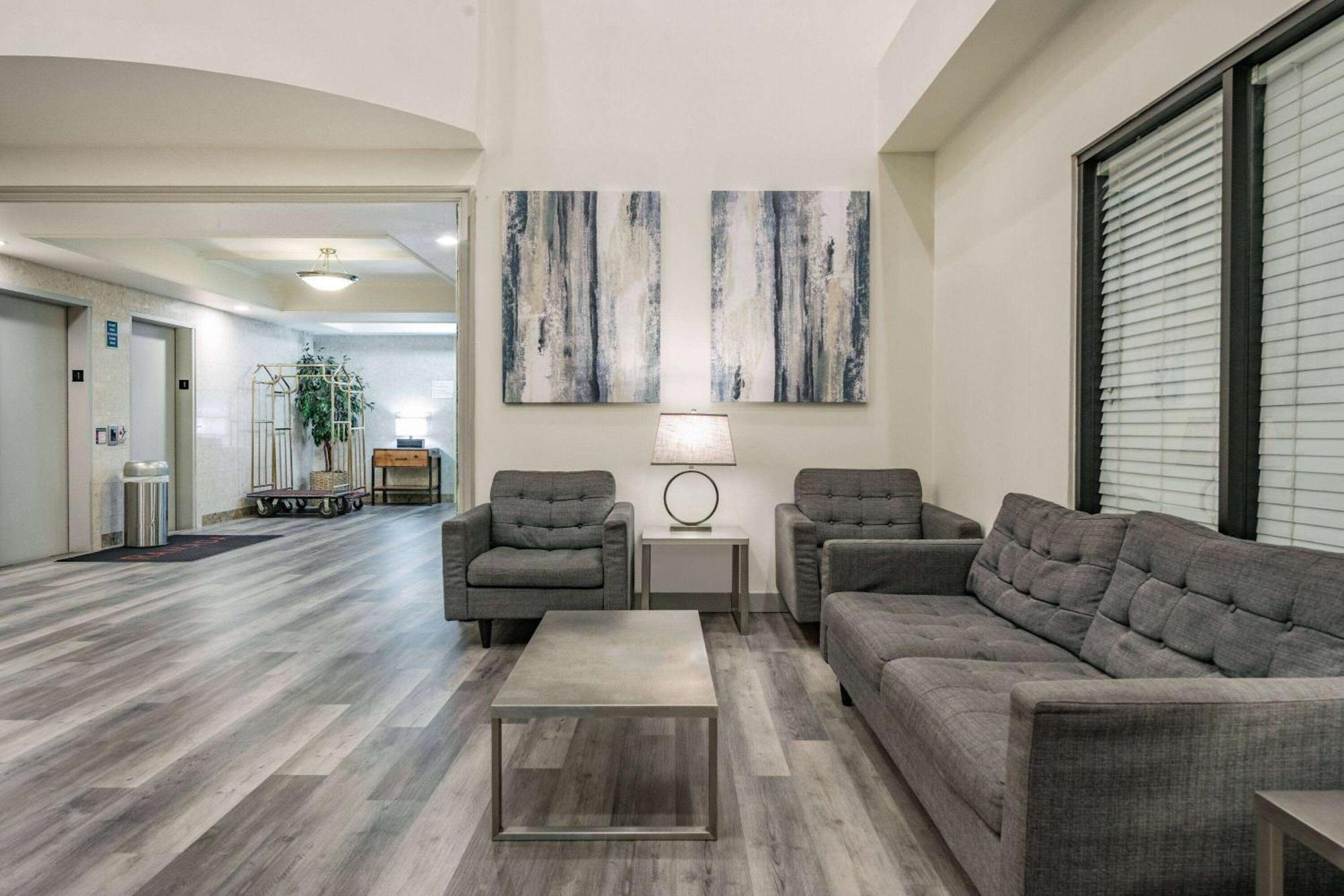 Ramada By Wyndham Bakersfield Ξενοδοχείο Εξωτερικό φωτογραφία