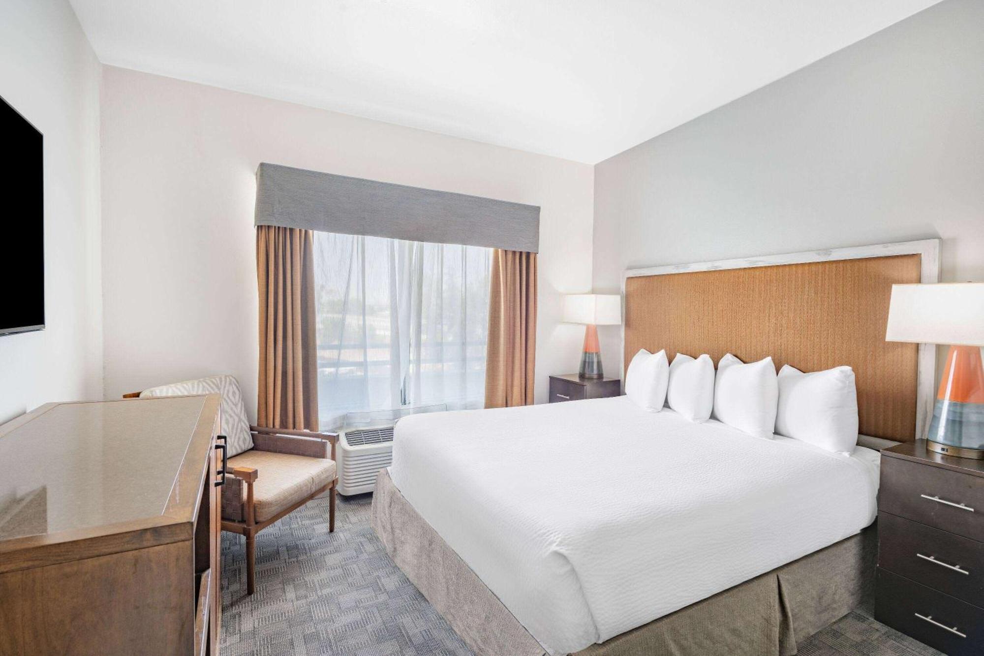 Ramada By Wyndham Bakersfield Ξενοδοχείο Εξωτερικό φωτογραφία