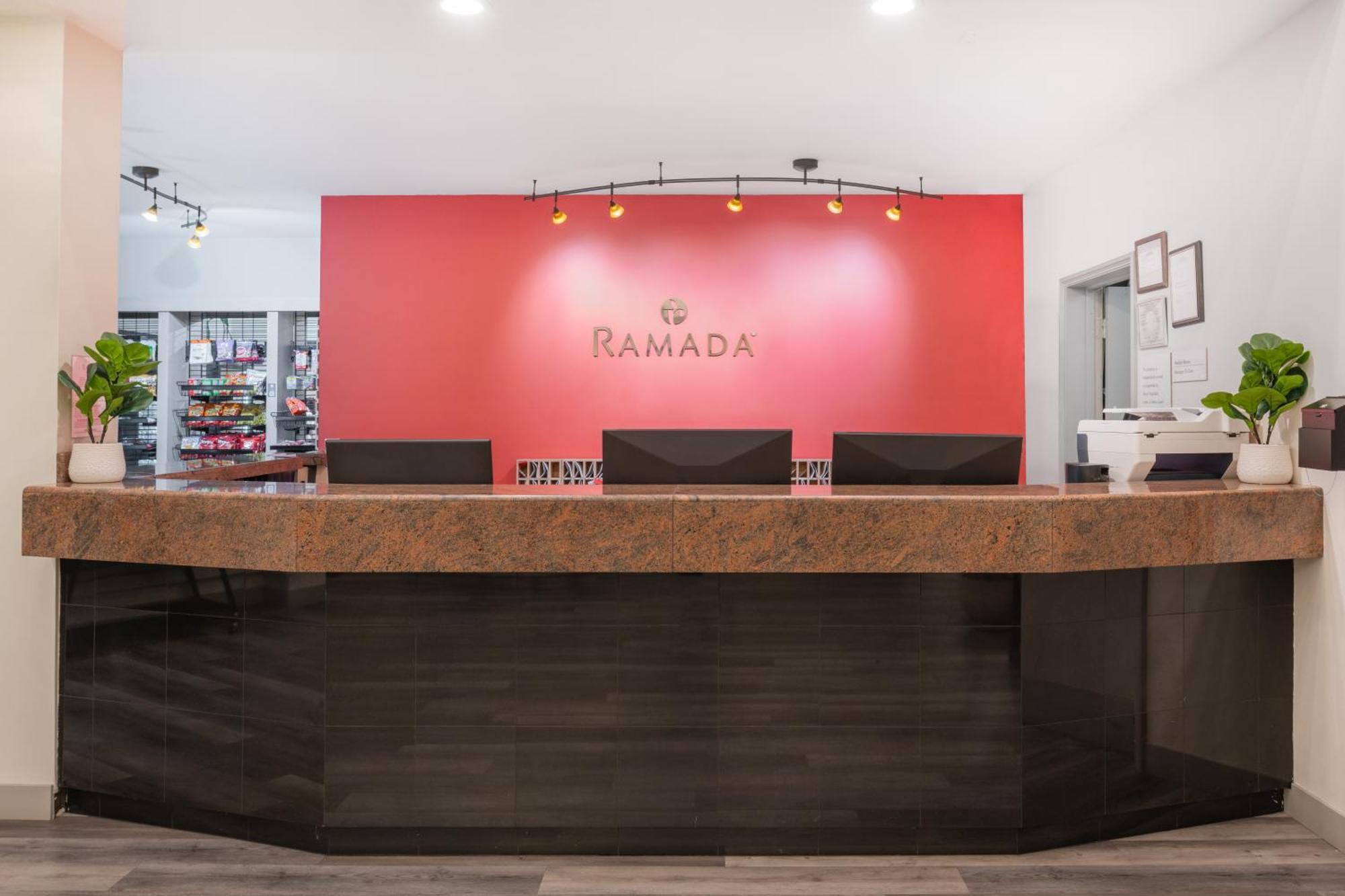 Ramada By Wyndham Bakersfield Ξενοδοχείο Εξωτερικό φωτογραφία